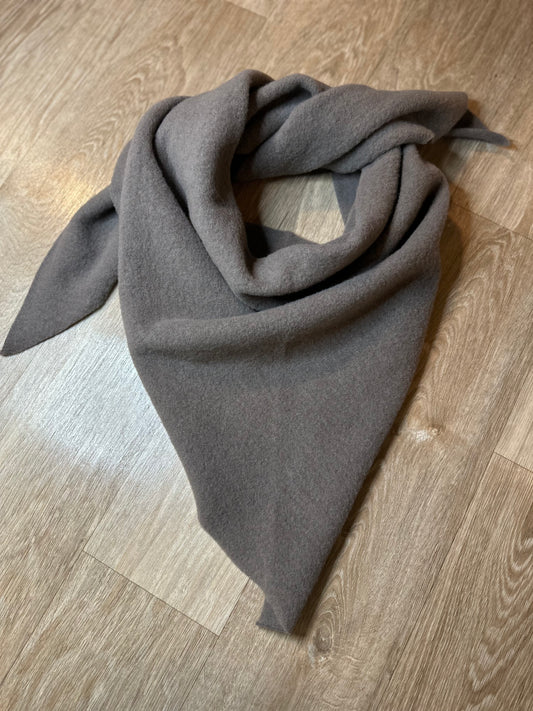 Großer, weicher Damenschal aus Merinowolle in Naturton – kuscheliger Schal von Little Ocean.